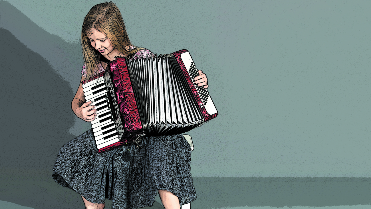 Girl accordionist playing an Accordion
; Shutterstock ID 689211451; Rivista/Pubblicazione: -; Azienda: -; Partita IVA IT00906801006: -