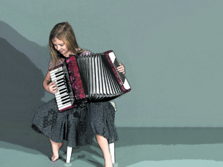 Girl accordionist playing an Accordion
; Shutterstock ID 689211451; Rivista/Pubblicazione: -; Azienda: -; Partita IVA IT00906801006: -